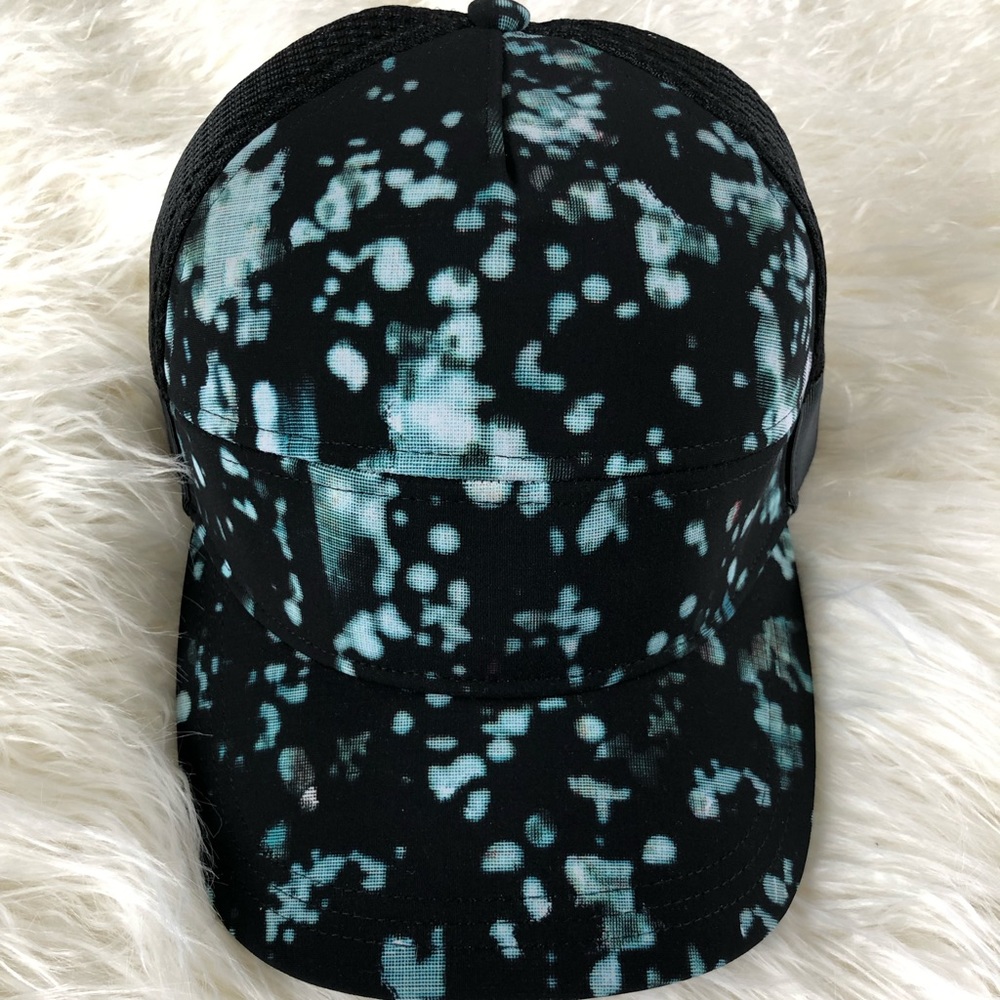 Lululemon NWT Dash and Splash Cap